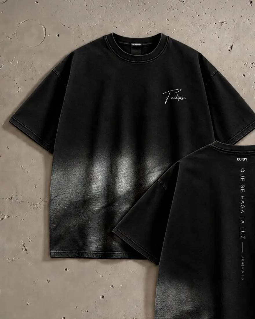 Camiseta Primera Luz de Feclipse sobre concreto, con un degradado de luz desde abajo