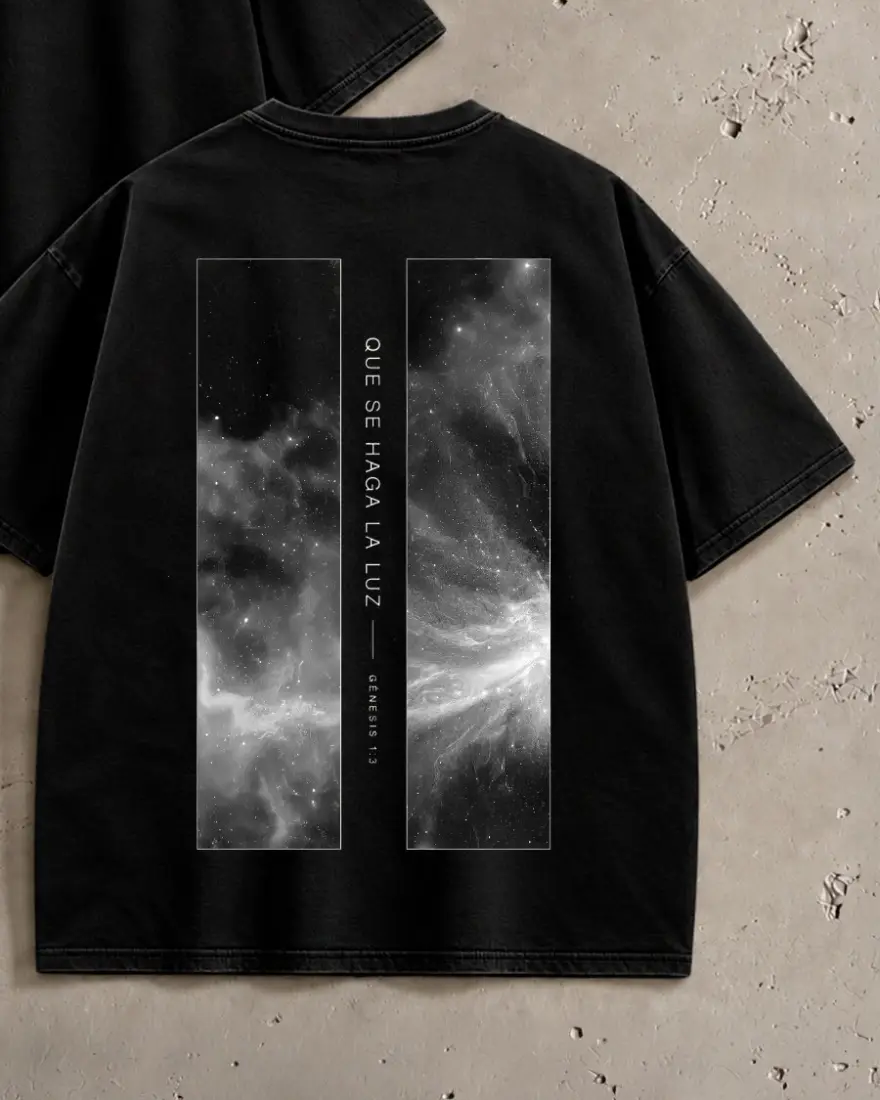 Camiseta Umbral negra vista de espalda, con dos paneles de nebulosa y Que se haga la luz entre ellos